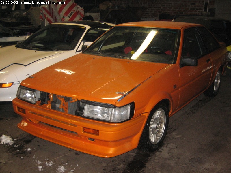 Oranssi Toyota Corolla AE86 GT