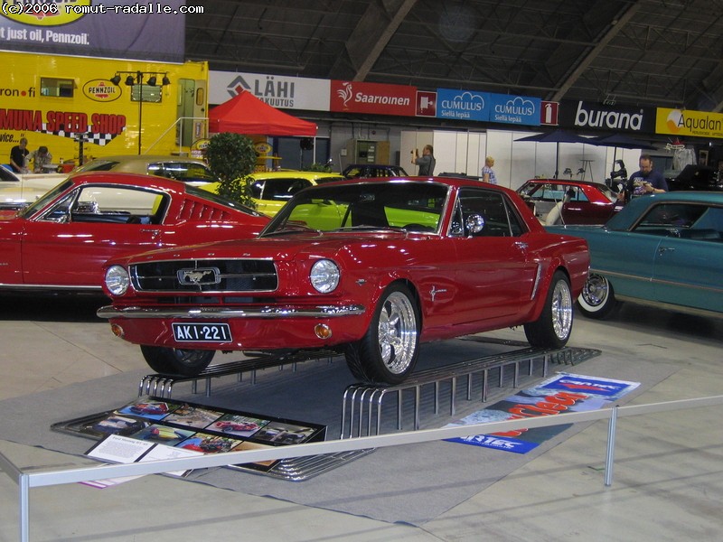 Punainen Ford Mustang