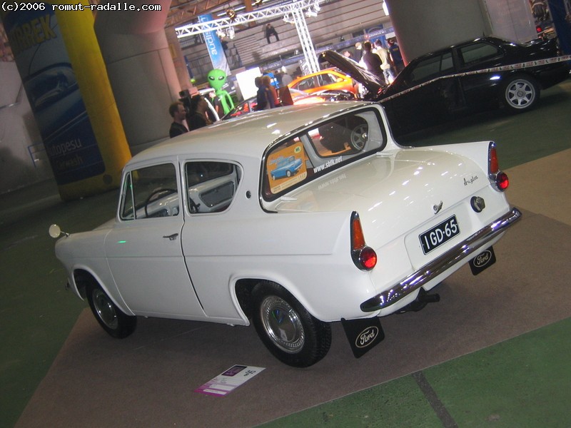 Valkoinen Ford Anglia