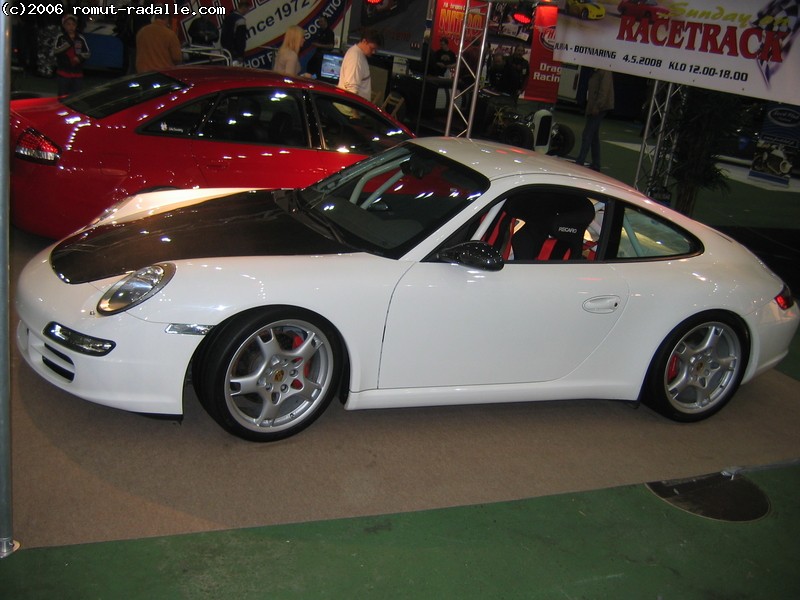 Valkoinen Porsche 911