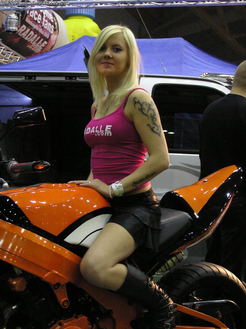 Tyttö moottoripyörän selässä