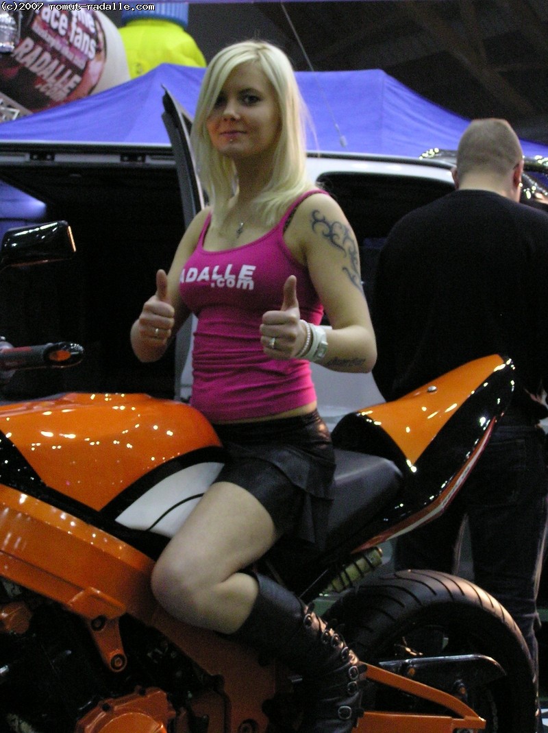 Tyttö moottoripyörän selässä