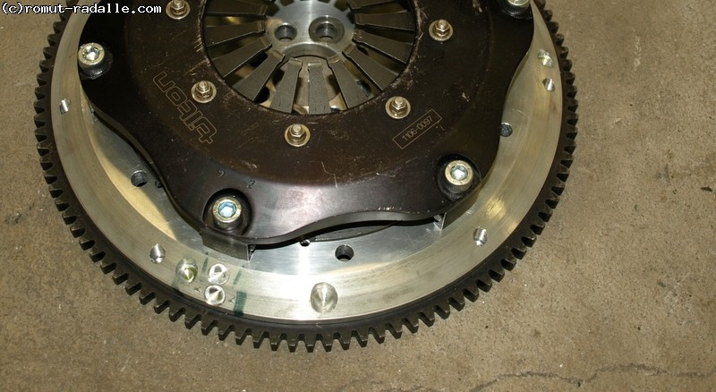 Tilton kytkinasetelma fidanza-vauhtipyörään sovitettuna. Tilton 7.25" clutch fitted on 4AGE Fidanza flywheel.