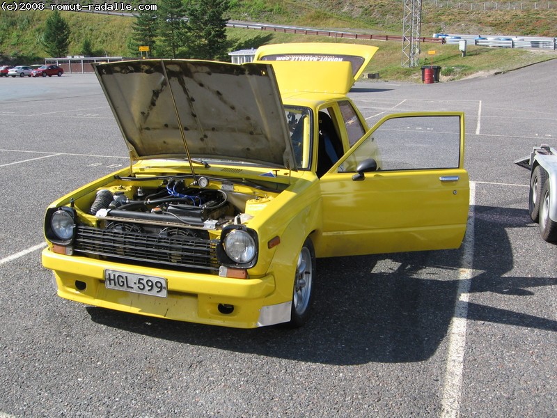 Keltainen Toyota Starlet KP60 1980