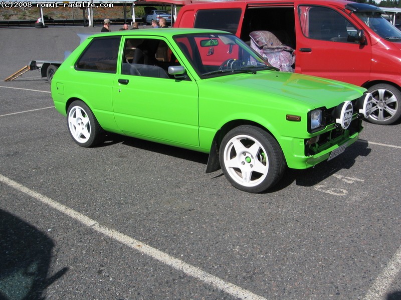 Lime-Vihreä Toyota Starlet