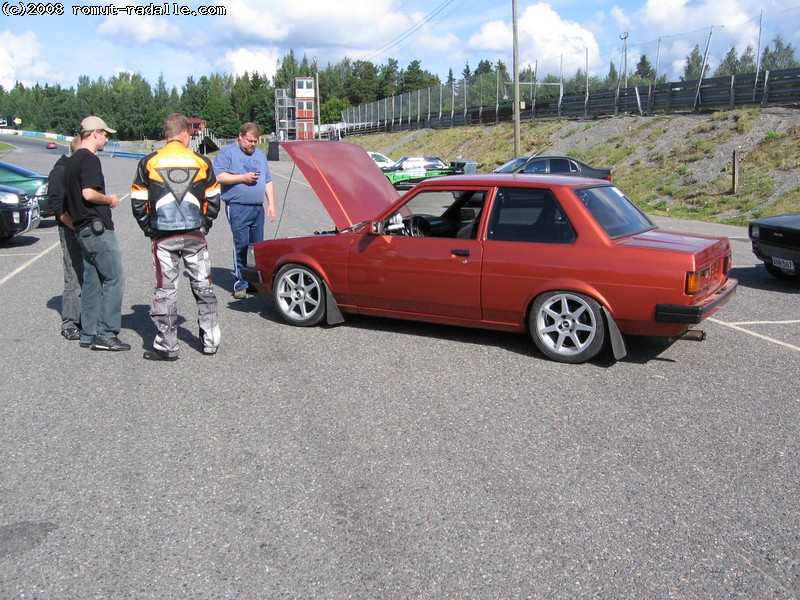 Punaruskea Toyota Corolla KE70 DX