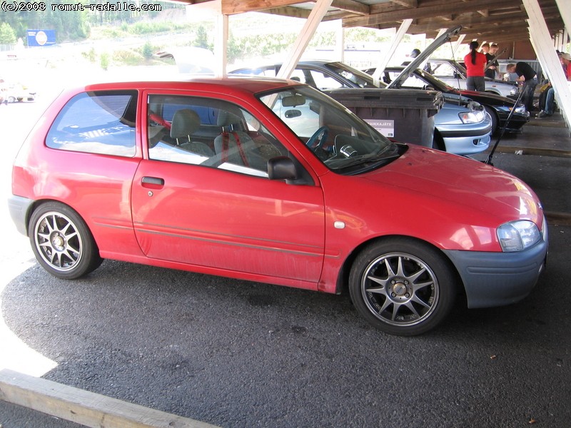 Punainen P9 Toyota Starlet