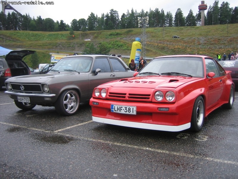 Punainen Opel Manta