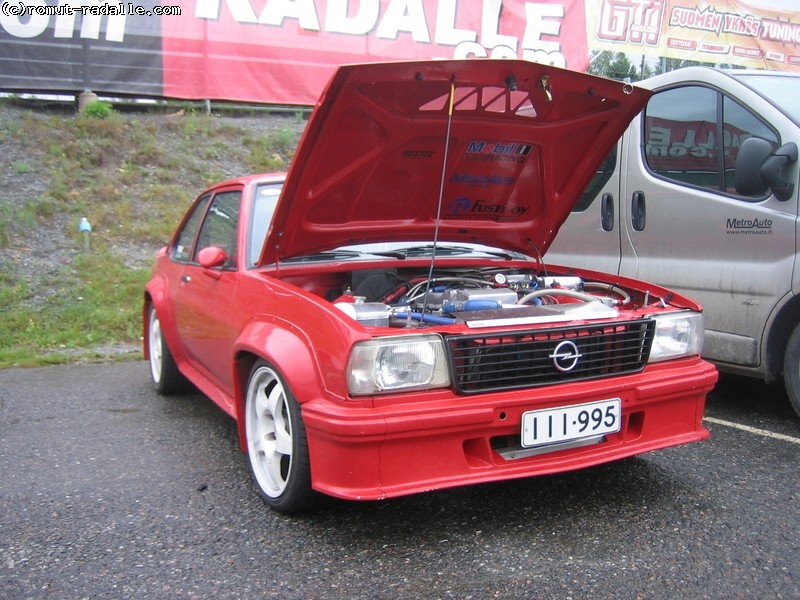 Punainen Opel Ascona