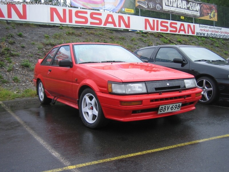 Punainen GT-Corolla AE86