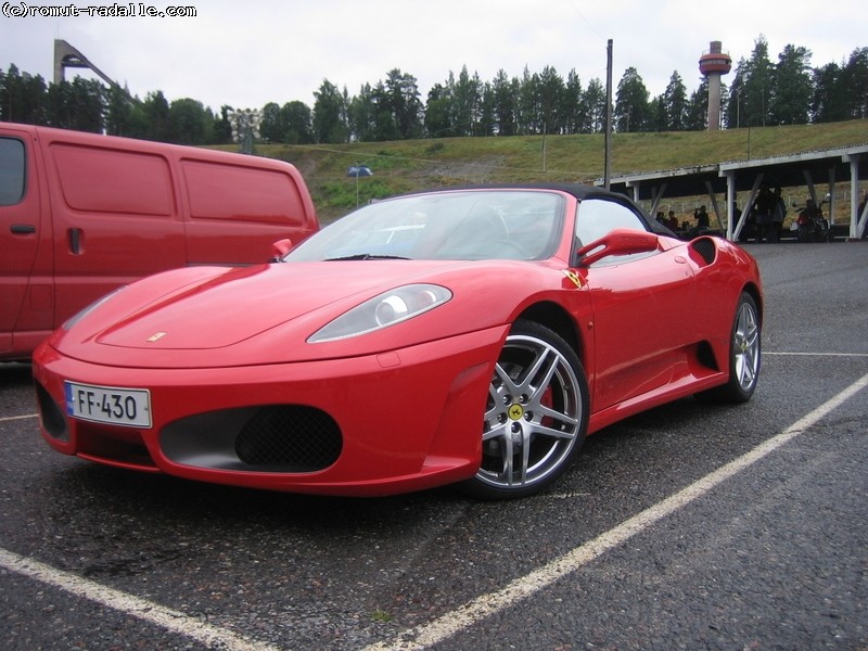 Punainen Ferrari F430