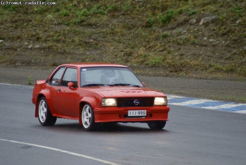 Punainen Opel Ascona