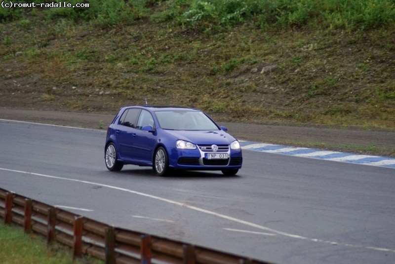 Sininen VW Golf R32