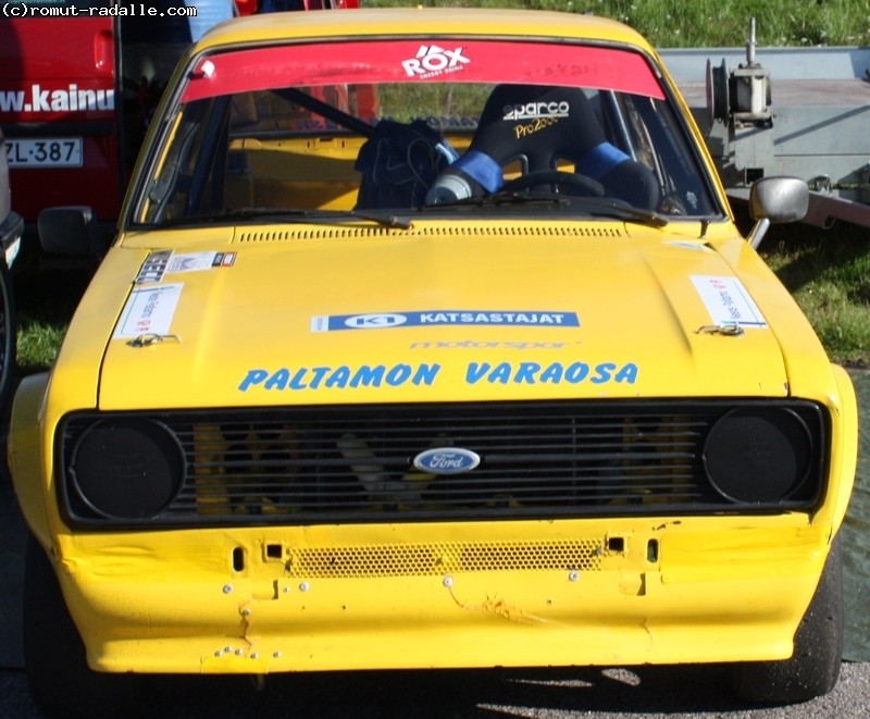 Keltainen Ford Escort Mk2