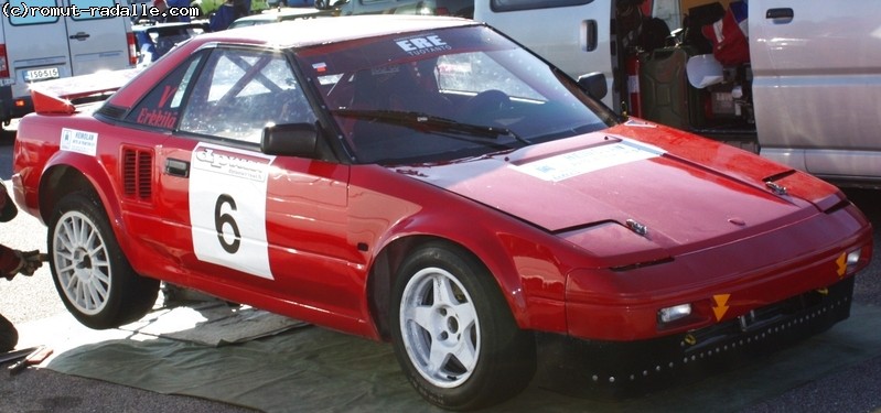Punainen Toyota MR2 AW11 kilpa-auto