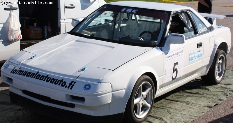 Valkoinen Toyota MR2 AW11 kilpa-auto