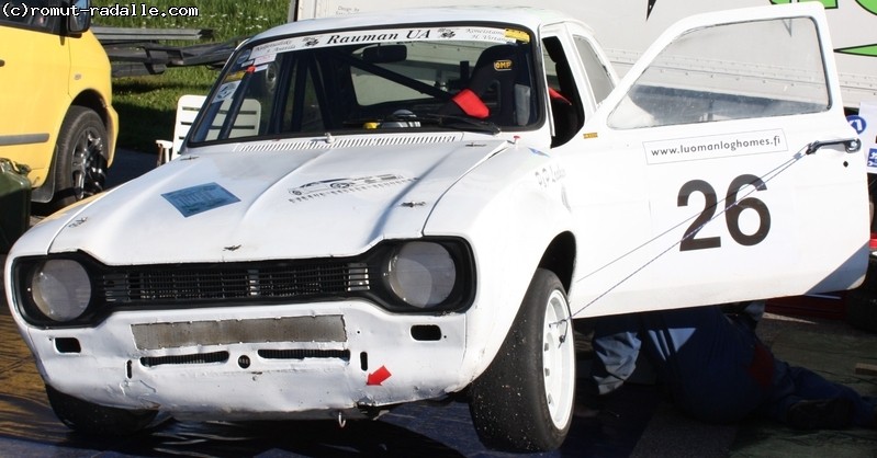 Valkoinen Ford Escort Mk1 kilpuri