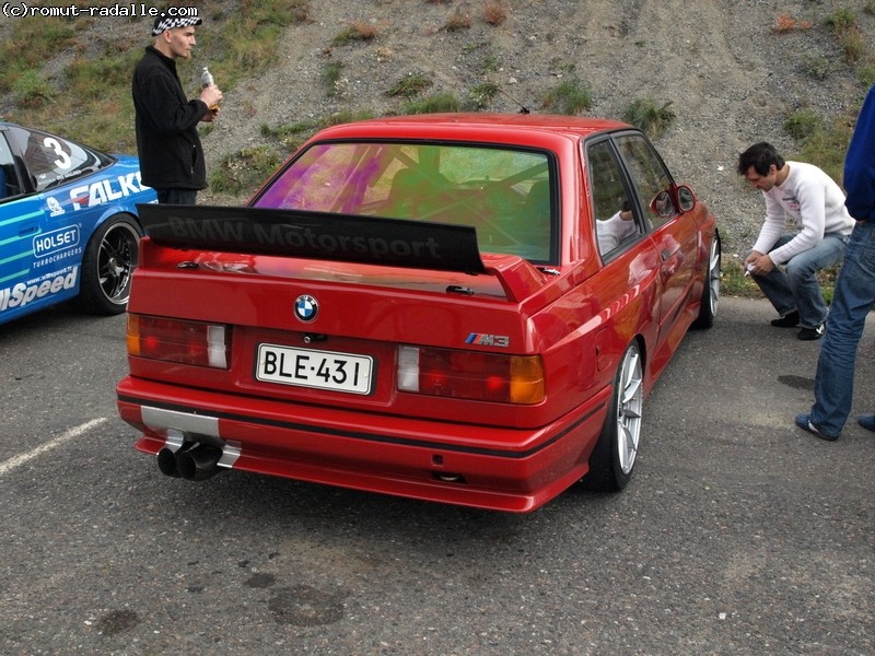 Punainen BMW M3