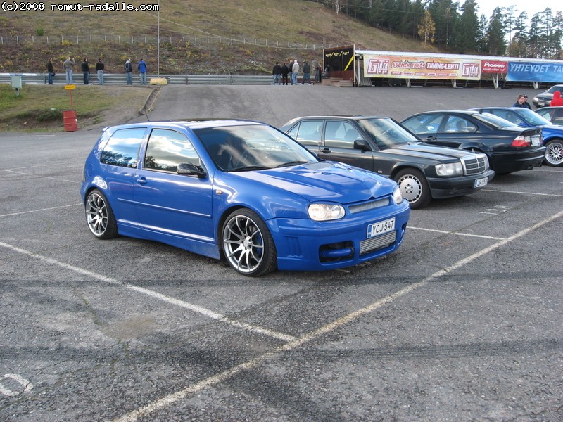 Sininen VW Golf