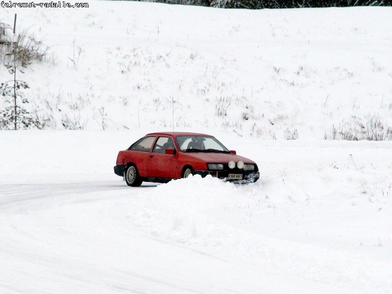 Punainen Ford Sierra lumipenkassa jääradalla