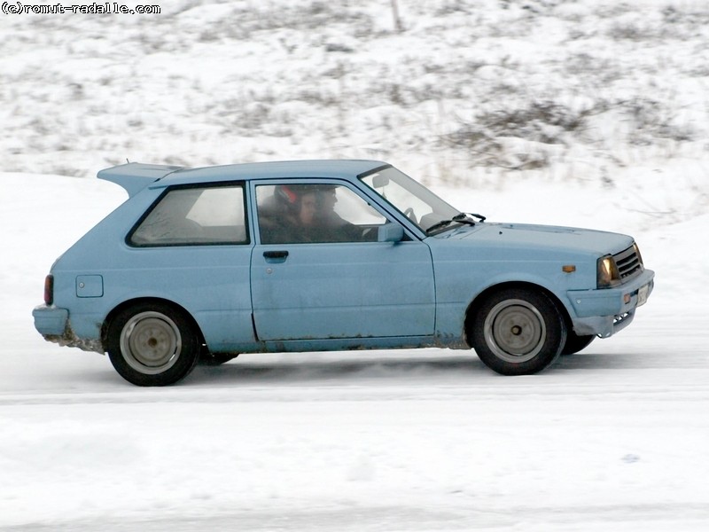 Vaaleansininen Toyota Starlet KP60