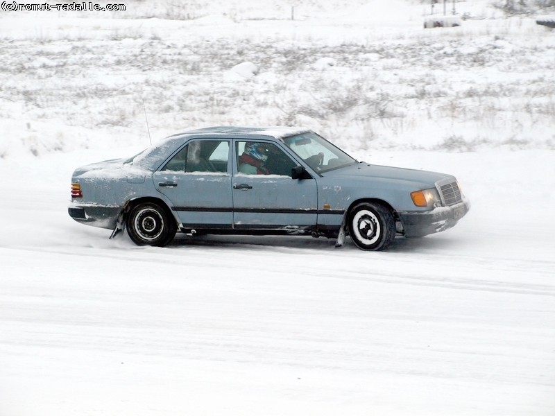 Vaaleansininen Mercedes