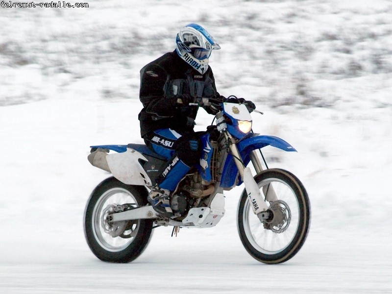 Moottoripyörä jääradalla
