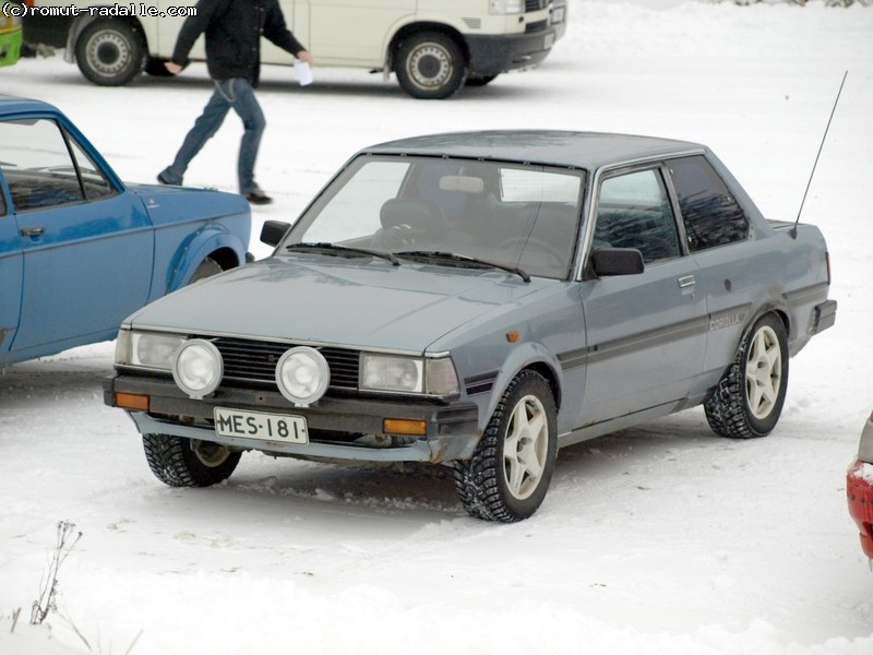 Harmaa DX Corolla lisävaloilla ja piikkipyörillä