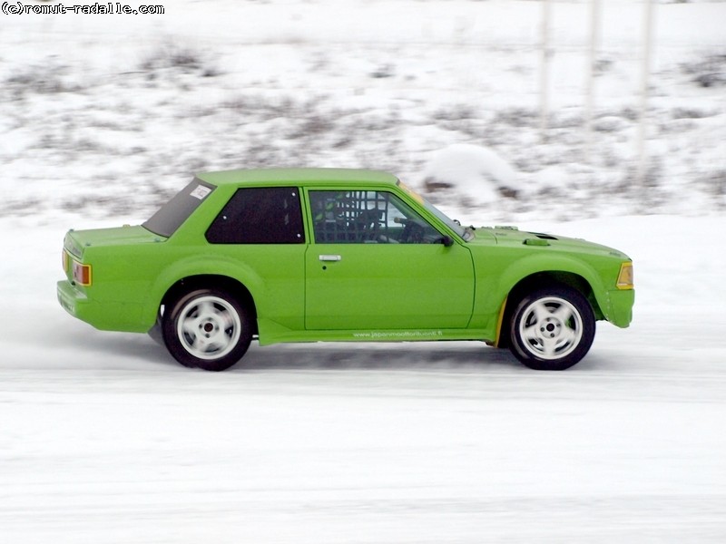 LimeVihreä DX Corolla KE70 jääradalla