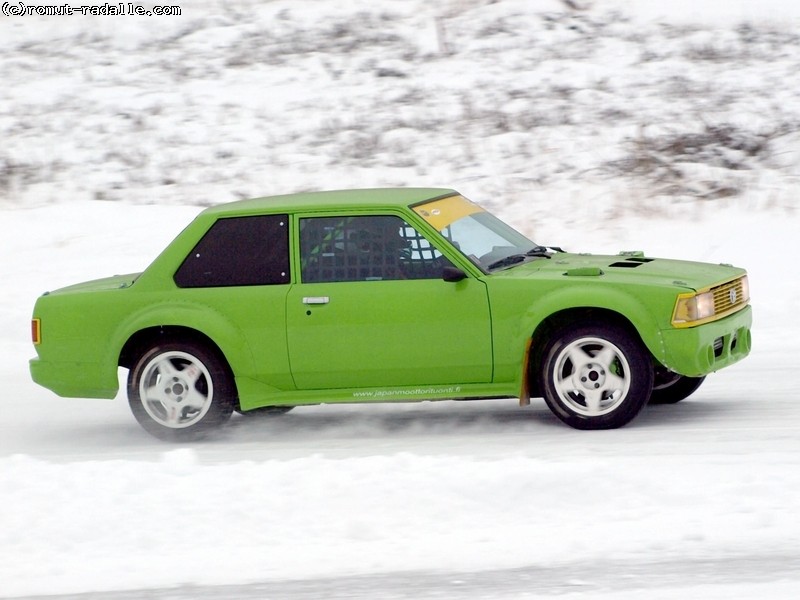 Limenvihreä DX Corolla KE70 jääradalla