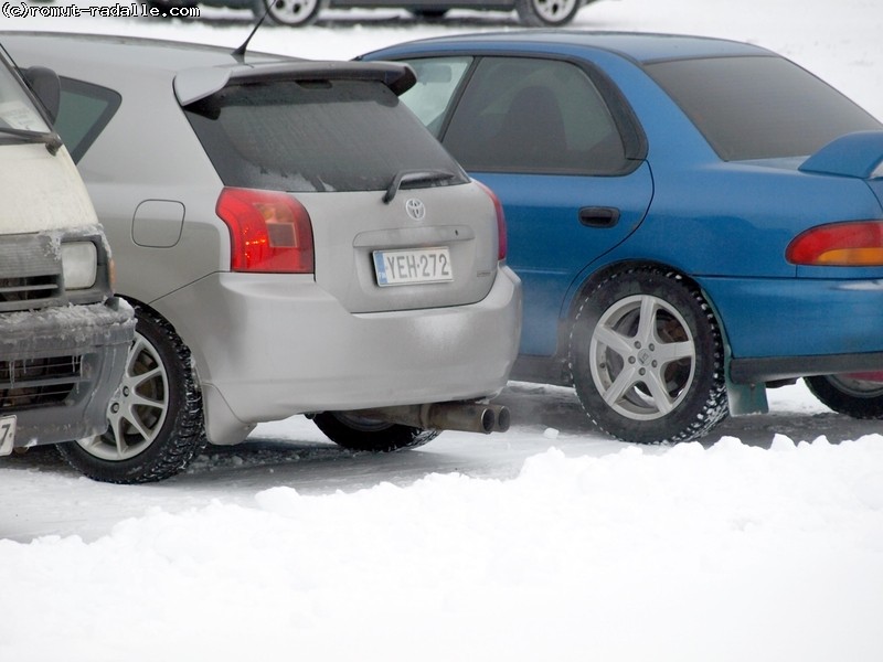 Harmaan Corollan takapää, tuplaputket