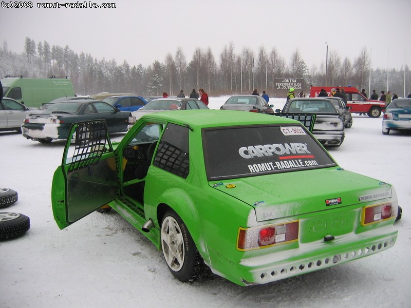 Vihreä DX-Corolla piikkipyörillä