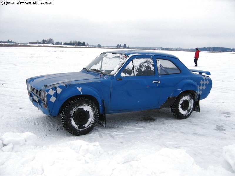 Sininen ykköskoppainen Ford Escort