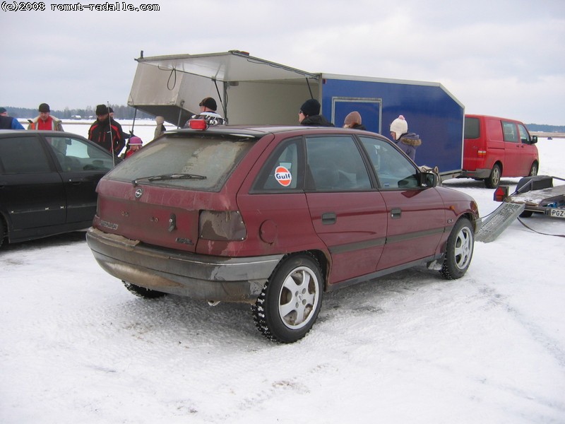 Punainen Opel Astra