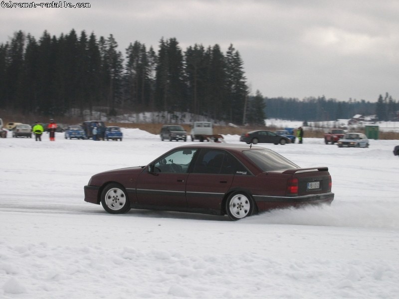 Tummanpunainen Omega