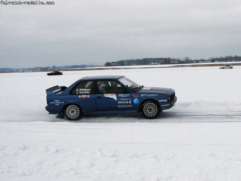 Sininen BMW