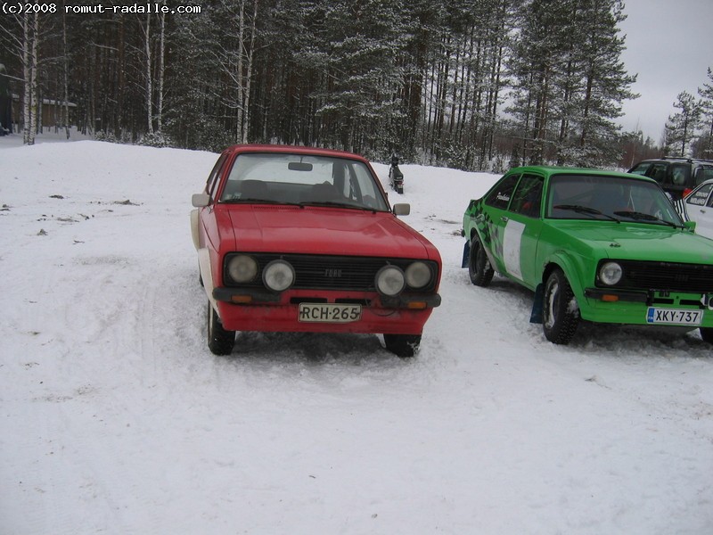 Punainen ja vihreä Ford Escort MKII välikoppa