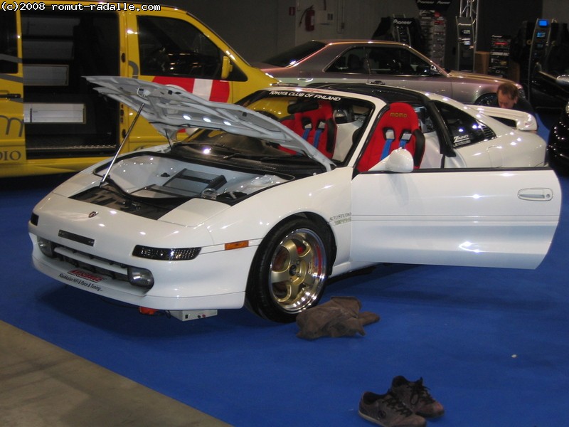 Valkoinen Toyota MR2