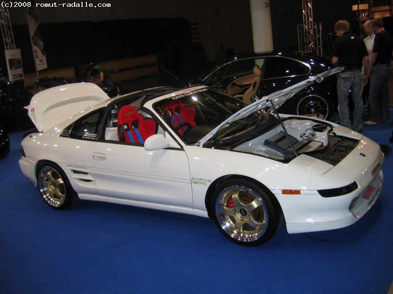 Valkoinen Toyota MR2