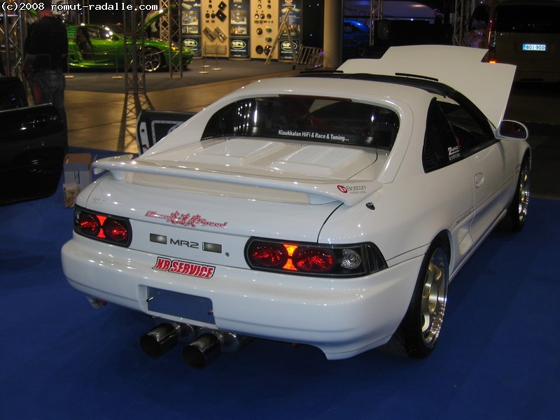 Valkoinen Toyota MR2