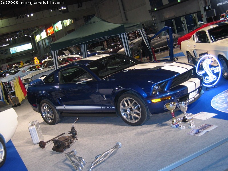 Sininen Ford Mustang GT500