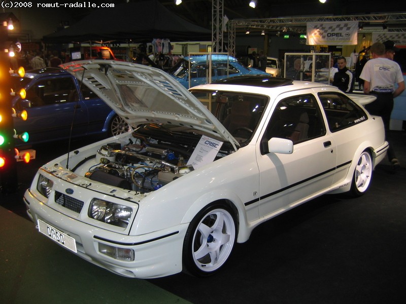 Valkoinen Ford Sierra