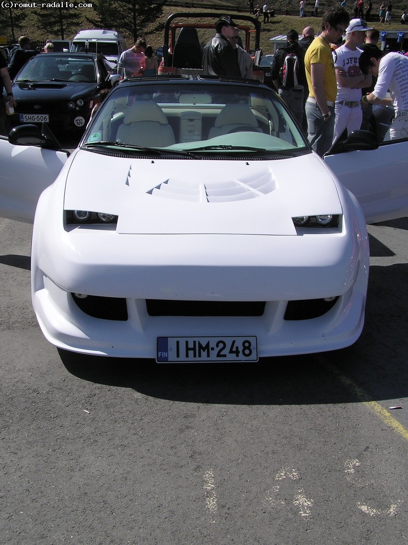 Tuunattu valkoinen Toyota MR2 II SW20