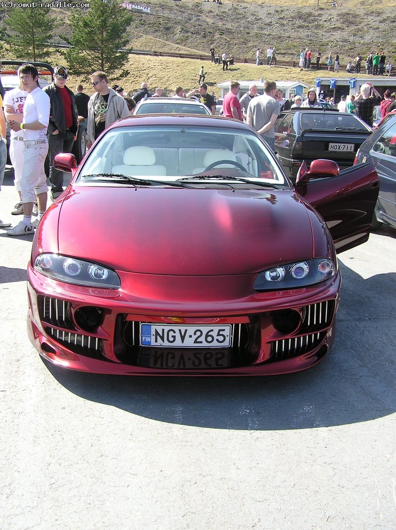 Punainen Mitsubishi Eclipse II