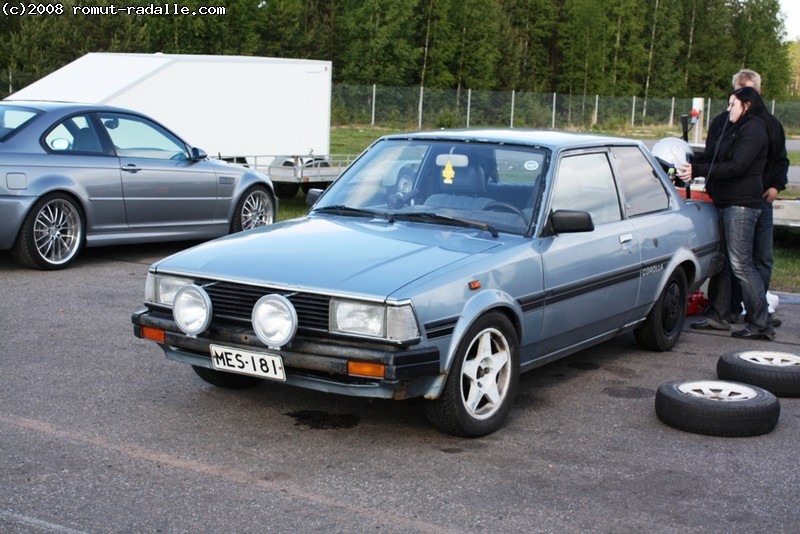 Sininen Toyota Corolla DX KE70