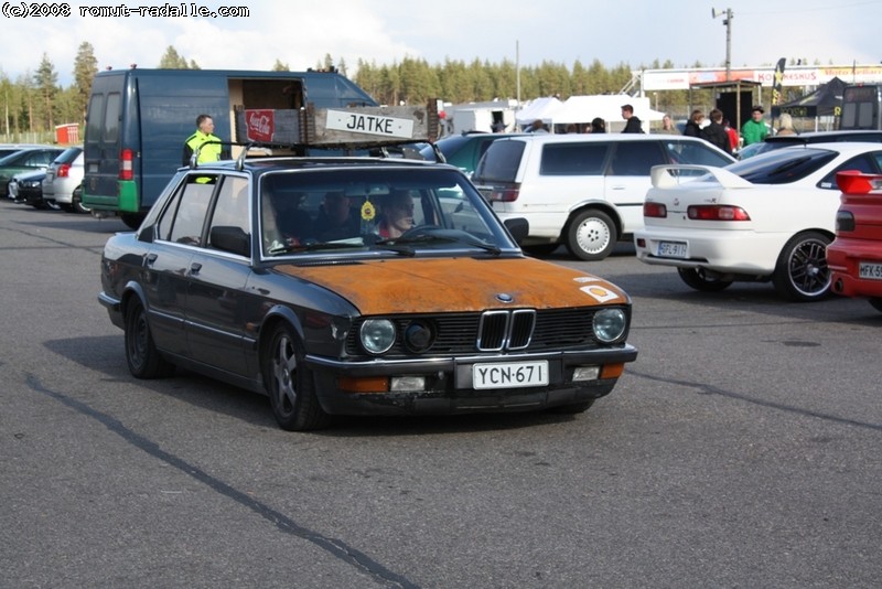 BMW ruostutetulla konepellillä