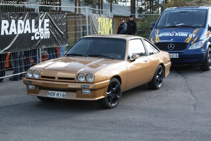 Kuparin värinen Opel Manta B