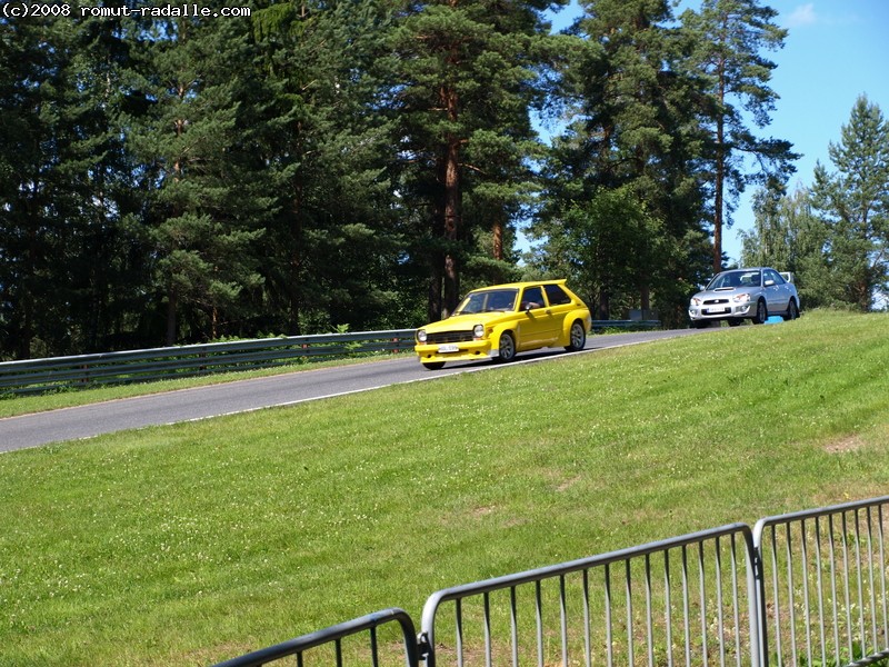 Subaru jahtaa Starlettia