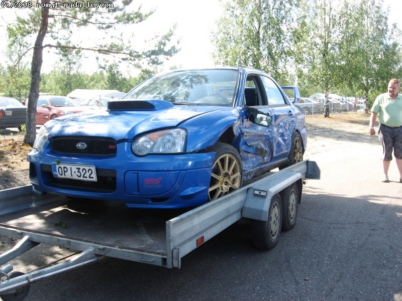 Sininen Subaru Impreza trailerilla kolhittuna