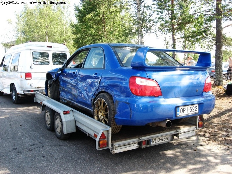 Sininen Subaru Impreza kolaroitu radalla